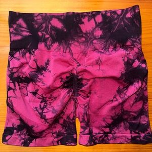Women’s red & black tie-dye seamless yoga scrunch butt shorts size medium NWOT